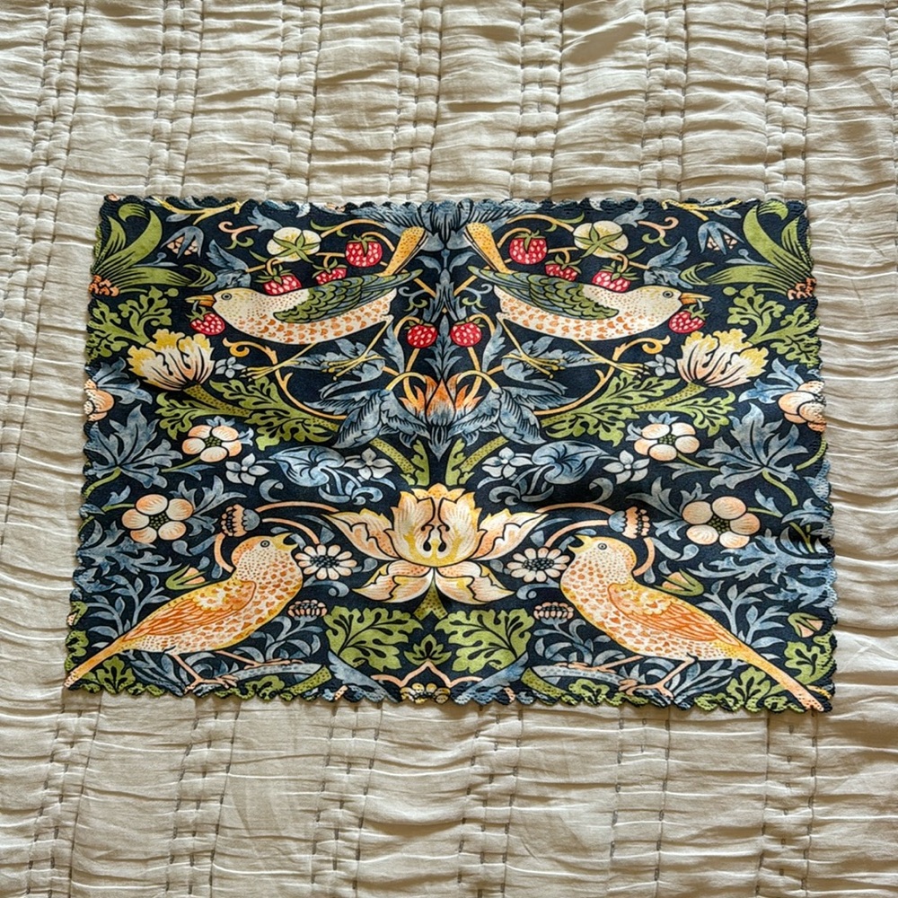 Scalloped bird placemats